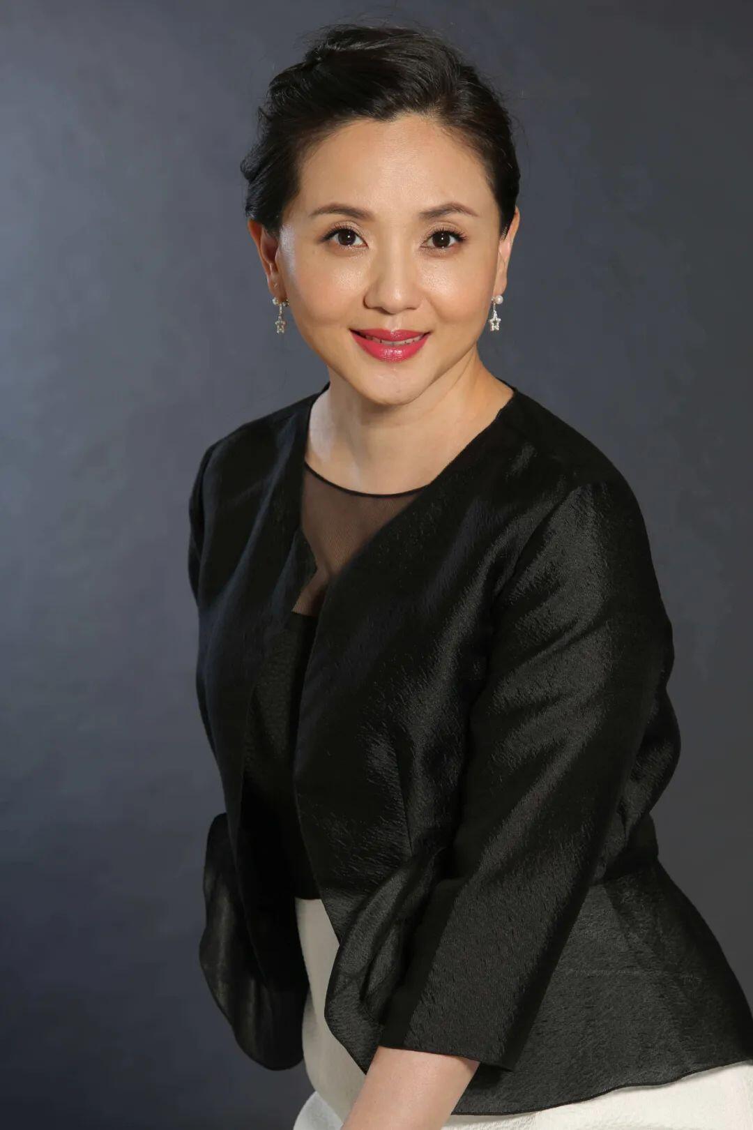 演“小白菜”一夜成名的她，如今到了中年还是这么靓丽，皮肤很白，脸蛋小又精致，温婉