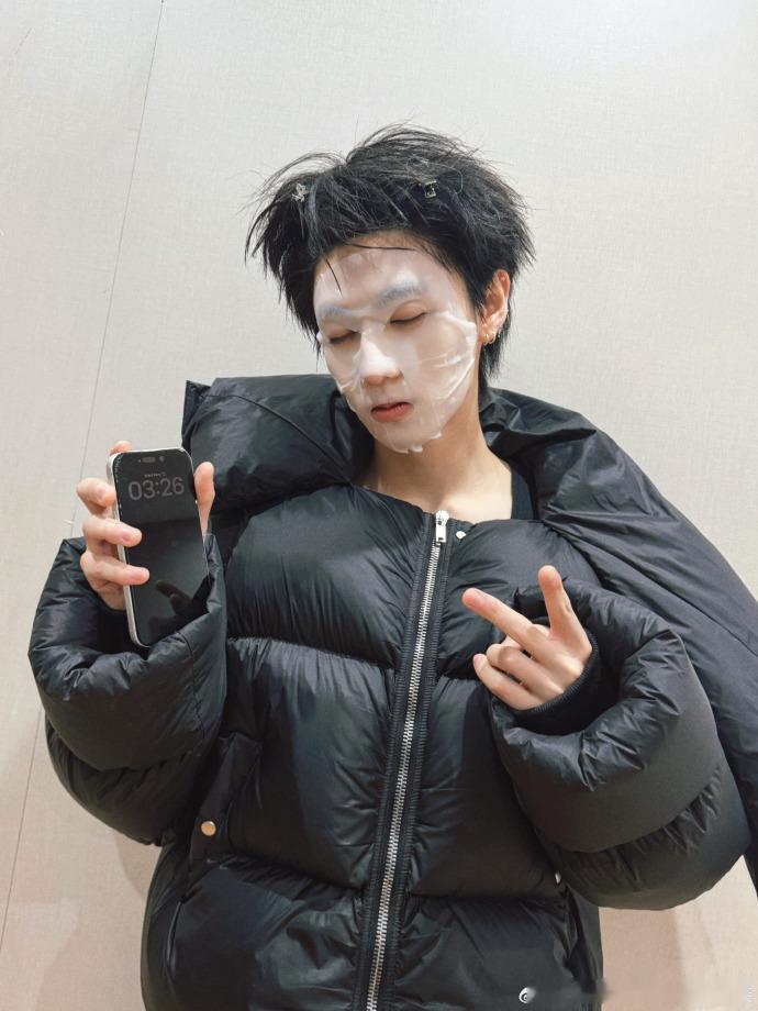 车内敷面膜睡着太让人心疼！凌晨 3 点结束工作，没完成打卡跳跃，连吃早餐的想法都