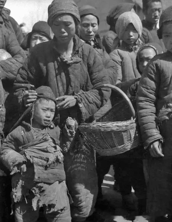1942年河南大饥荒，到底死了多少人？

翻正史，最常被引用的数字是三百万。但当