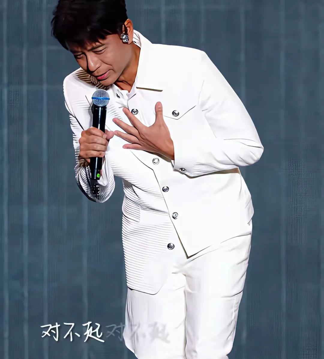 迟到两小时，电车没电成焦点，但谁该为这场规划买单。
李克勤包头演唱会迟到这事，网