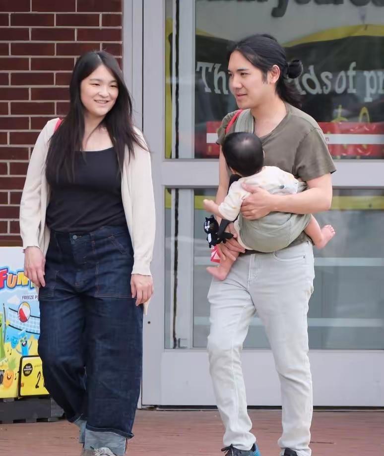 日本的真子公主放弃了皇室生活，到美国和丈夫一起过平民生活，但他们真是两个人带孩子
