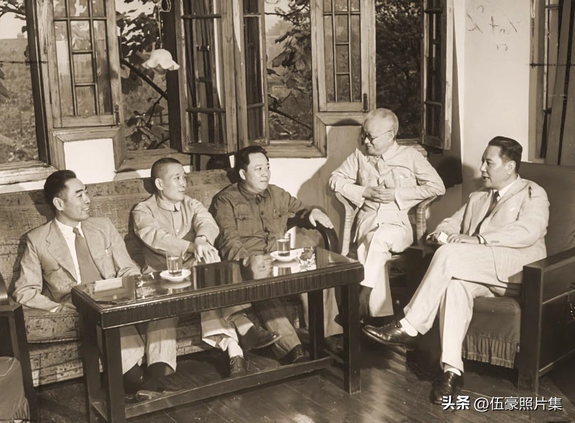 1945年，国共重庆谈判期间，（左起）周恩来、张治中、王若飞、邵力子、张群等交谈