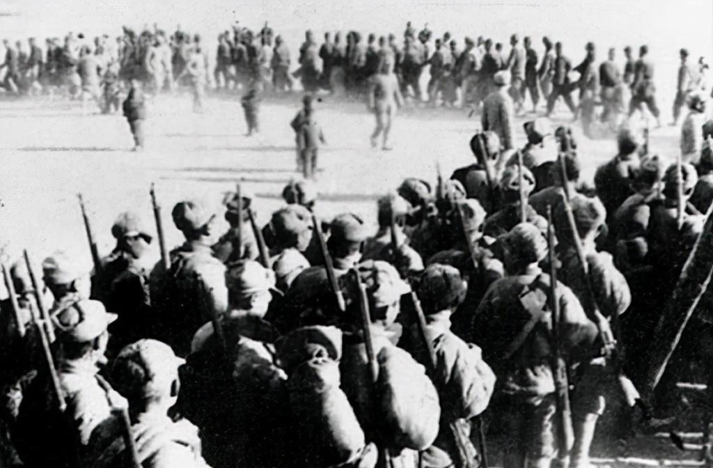 1934年红军一个团神秘消失，中央曾三次派员调查，七旬村中老人最终揭开谜底！
