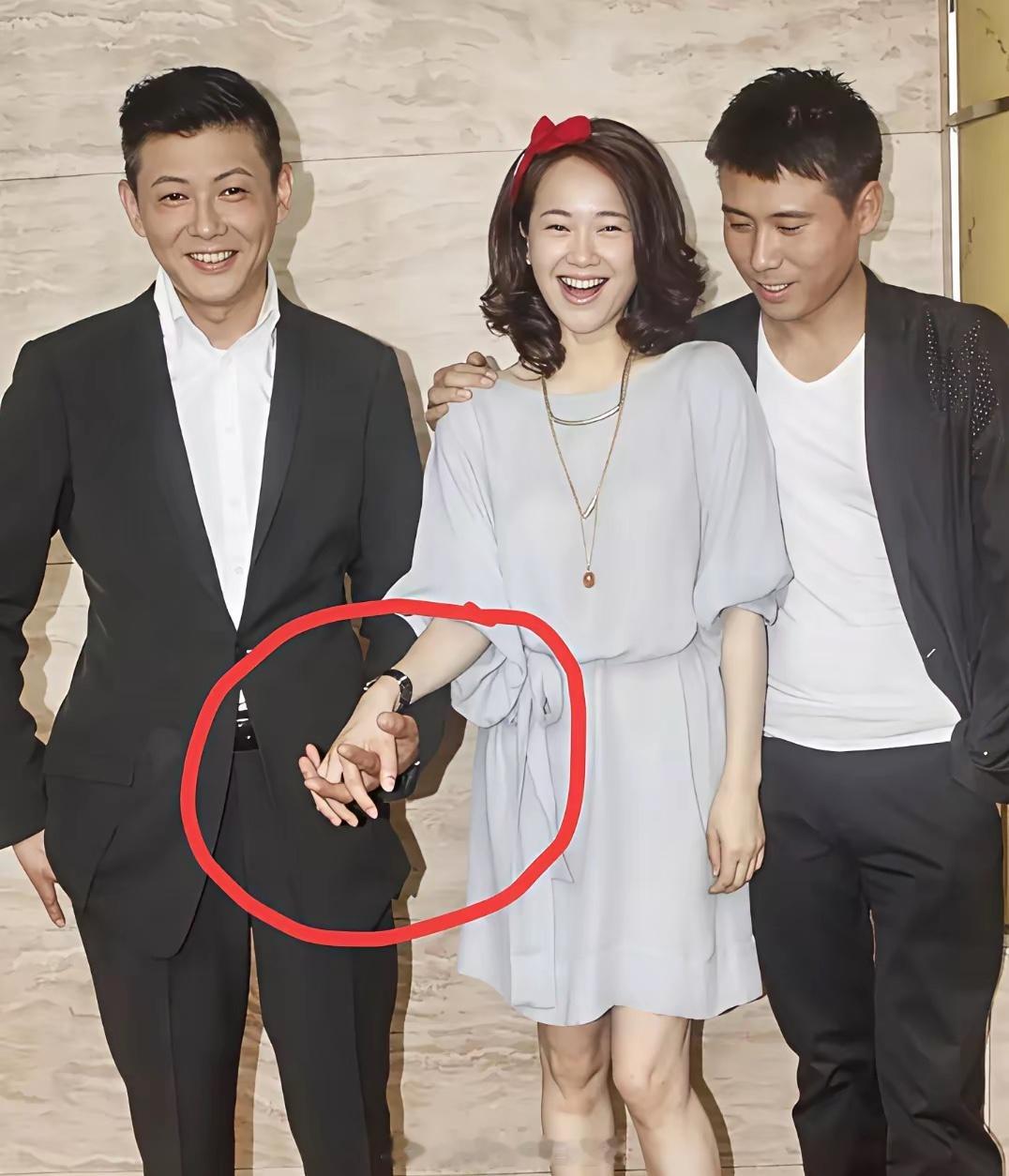 右边的男演员是李乃文，中间和左边五指相扣的两个演员你知道是谁？ 