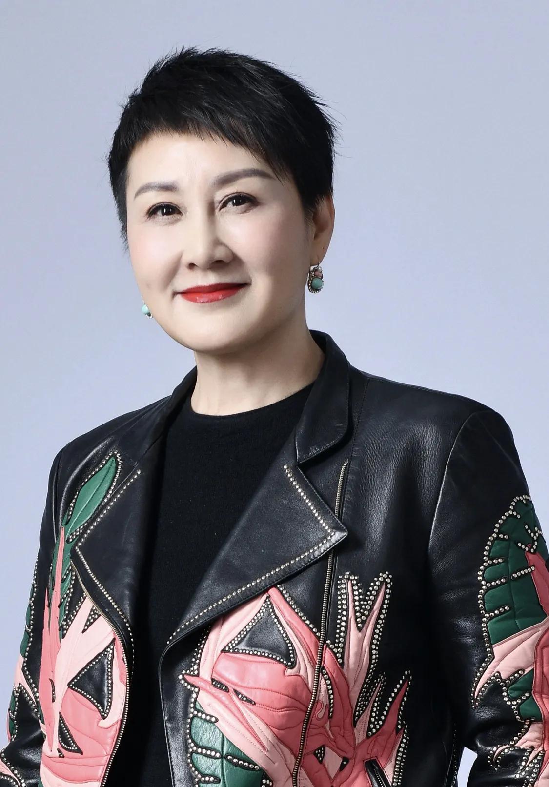 演员，张凯丽说，当初拍《渴望》是我们（煤矿文工）团的一个叫张国臣的老师向陈励老师