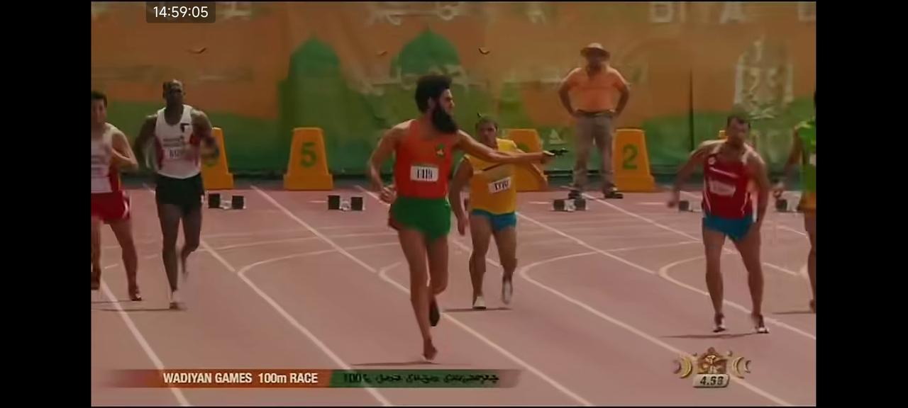 这是2012年美国讽刺喜剧《独裁者》～独裁者百米赛跑自带手枪发令、射对手还拉终点