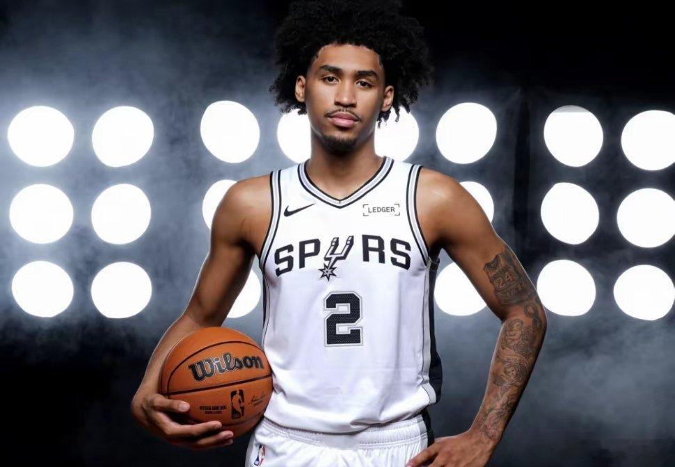 马刺vs开拓者不愧是25届榜眼！哈珀第3节末带领马刺轰出21-5攻势、反超开拓者