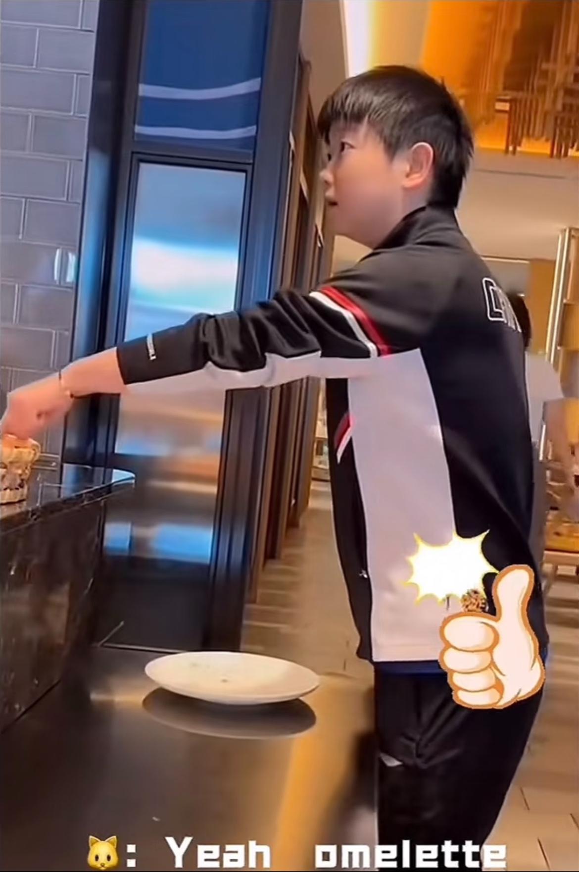 孙颖莎小朋友今天早上亲自点了一个煎蛋卷omelette，这稍微复杂一点的词汇莎莎