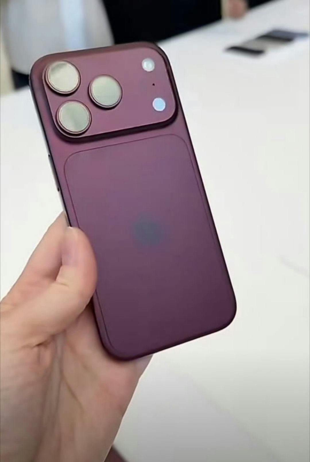 iPhone18Pro勃艮第酒红色卖爆了看这个实机颜色，真不觉得这个红好看，太深