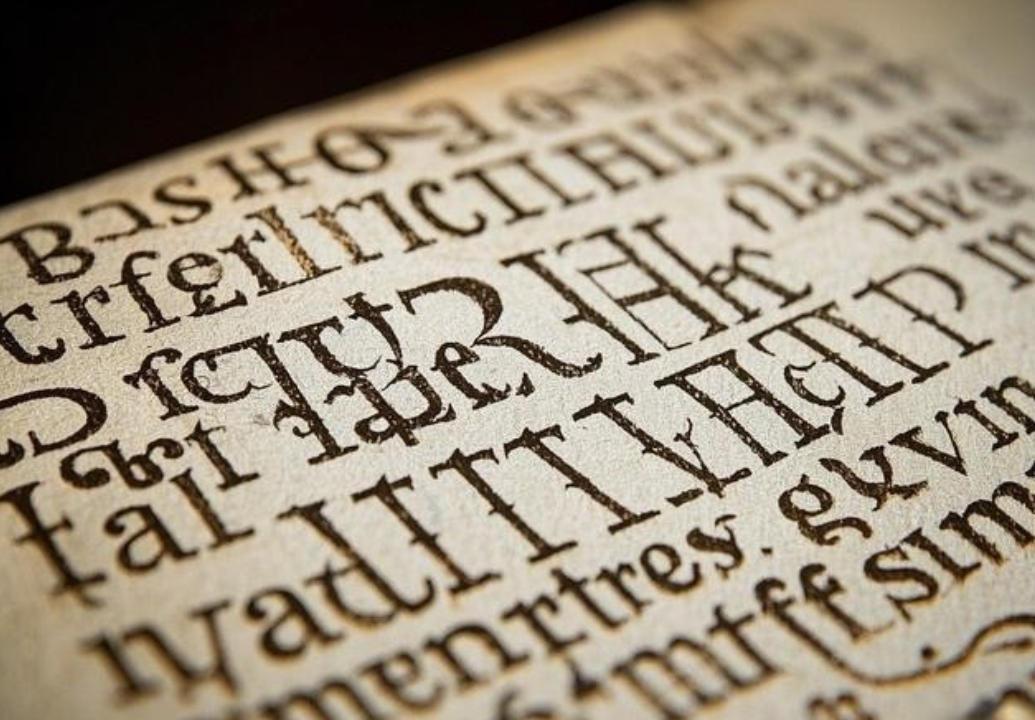 1912年，意大利商人伏尼契收购一家旧书店时，发现一本“奇怪的手稿”，一共260