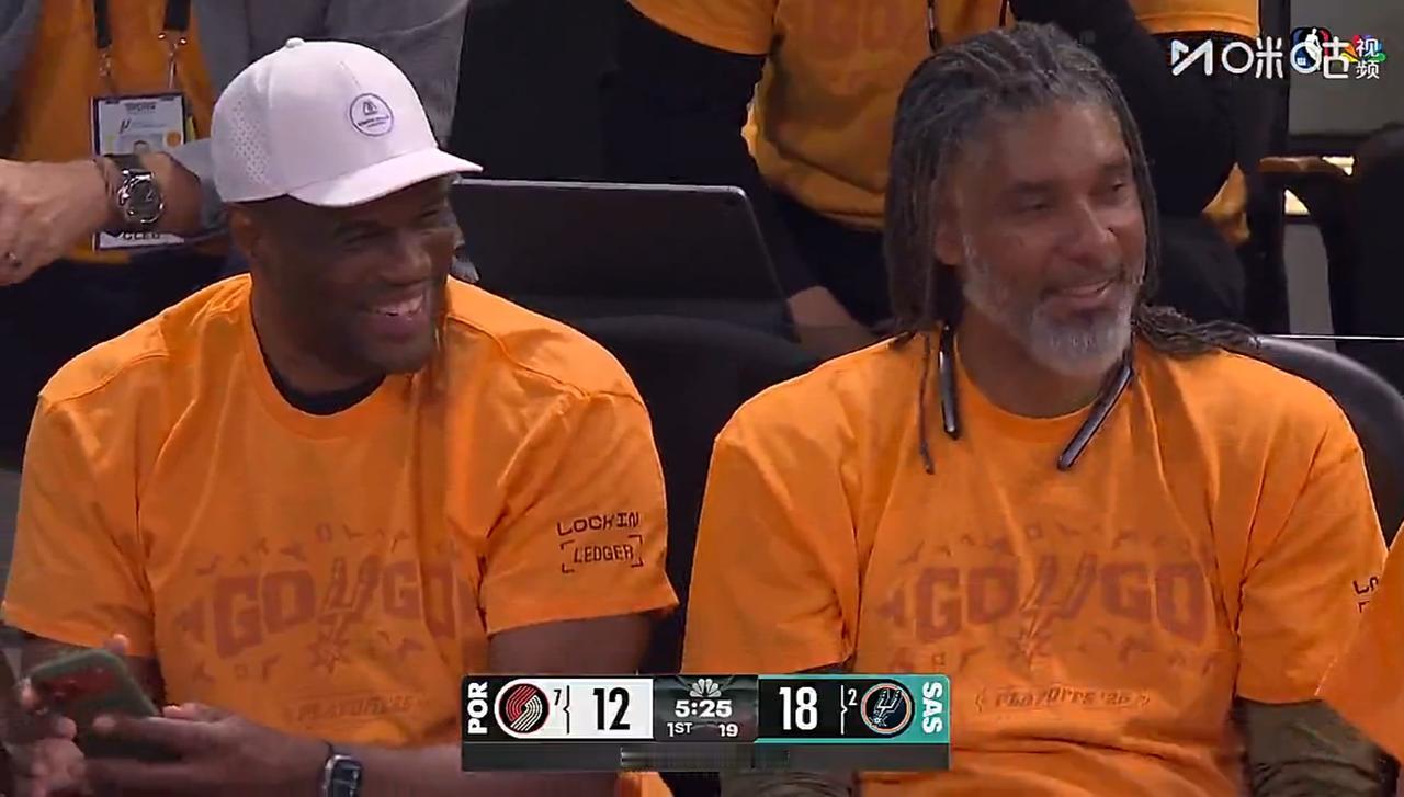 邓肯明显老了，他看见文班亚马的成长很欣慰！

马刺名宿邓肯来到了主场为文班亚马等