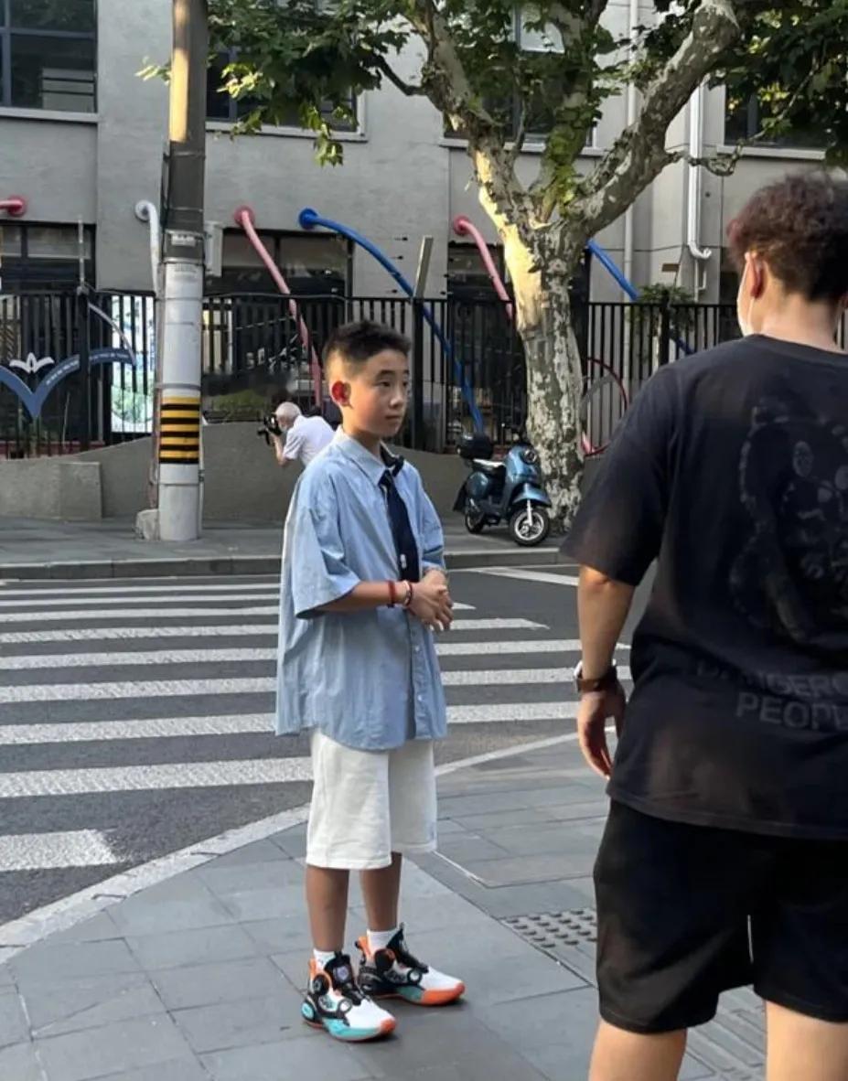 知道这个小男孩是谁吗
不用说，一眼就看出来了
和陈小春长得很像
他，是陈小春和应