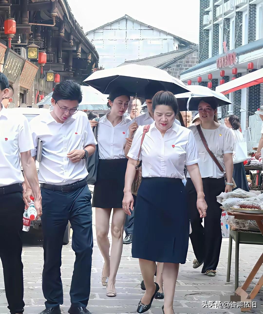 这些穿白衬衫的都是官爷官太太，请问哪个的职位最高？
评论区见。