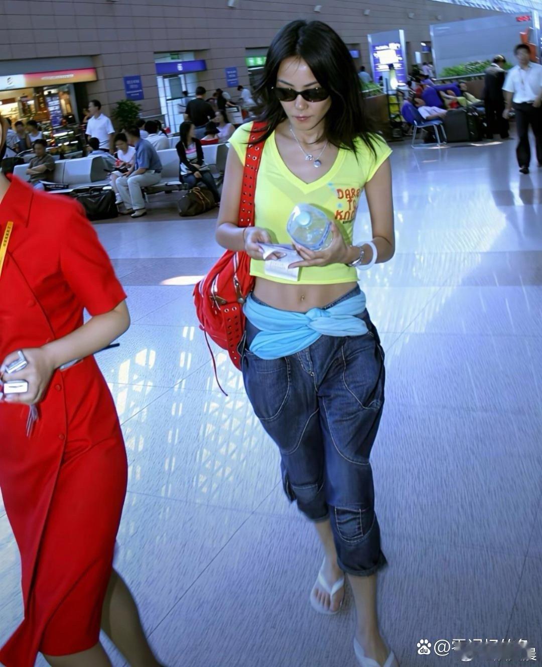 王菲这身穿搭风格真的很接地气，和平时的高冷气场反差感好强。 