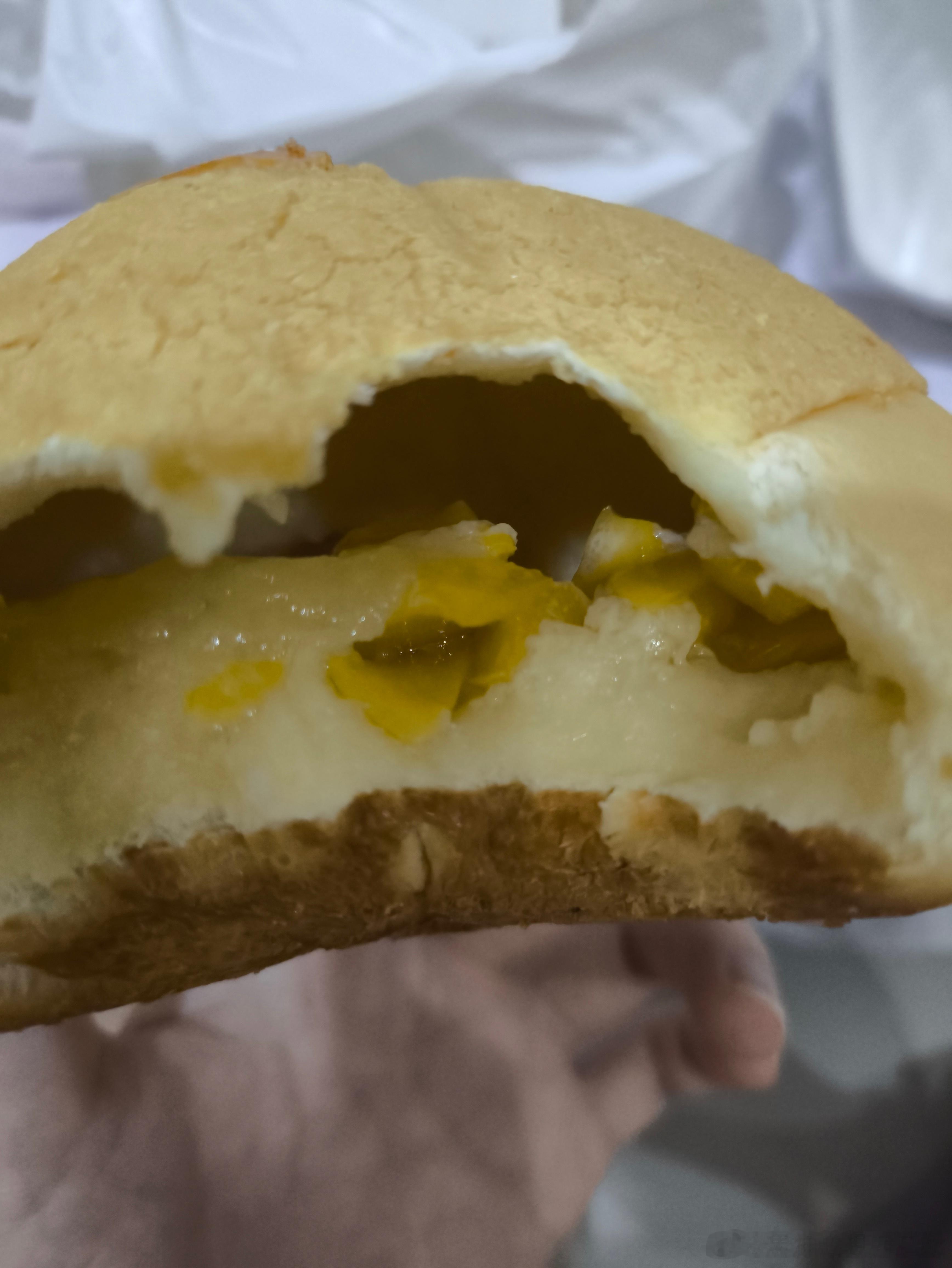 到底谁想的馊主意，让菠萝包真的加菠萝的。 
