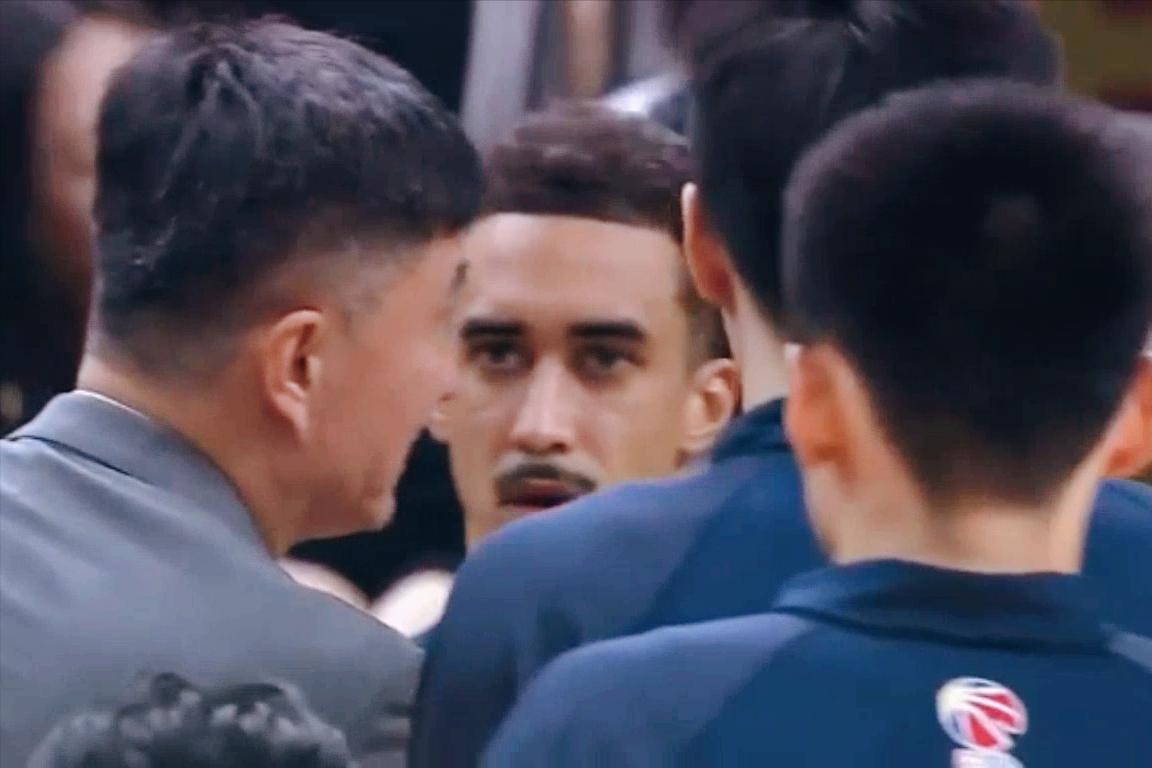 这比赛拼得人仰马翻，火花四溅！全场裁判狂吹两队 67 次犯规，广东男篮总算战胜山