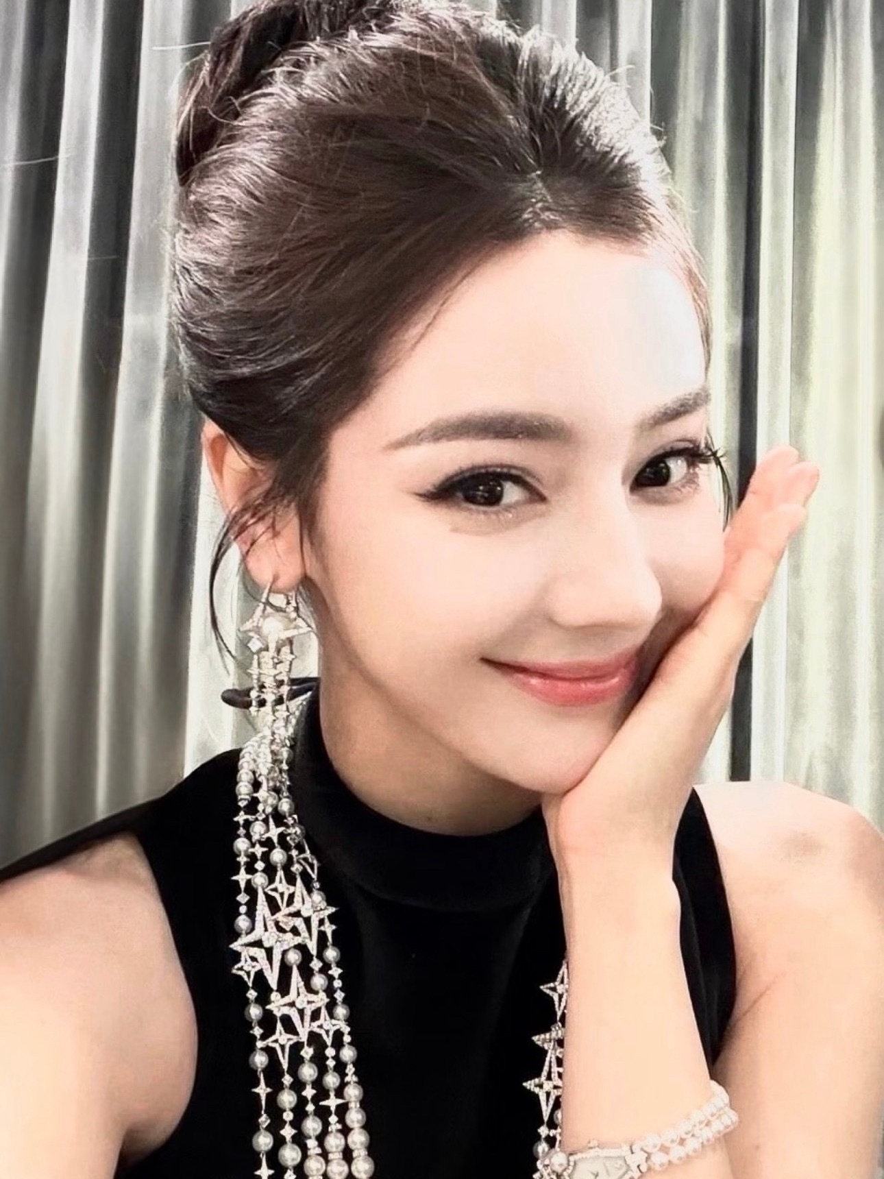 迪丽热巴和御木本总裁还有公关的合照自拍合照姿势从来没变过眨眼比耶自拍太萌了这张脸