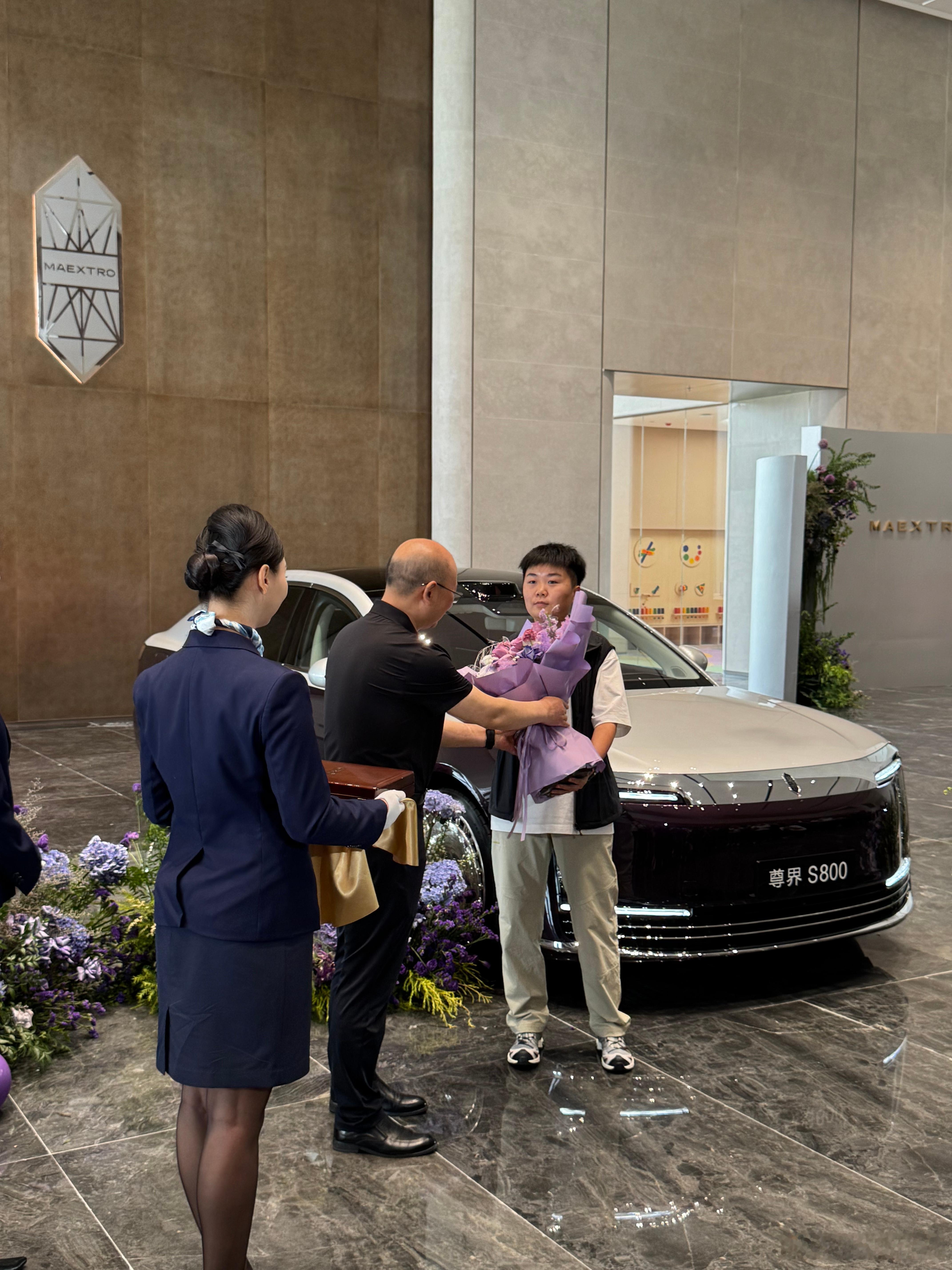 尊界S800全国先行者交付开始了！第一批车交付尊界S800的时代旗舰定位，仪式布