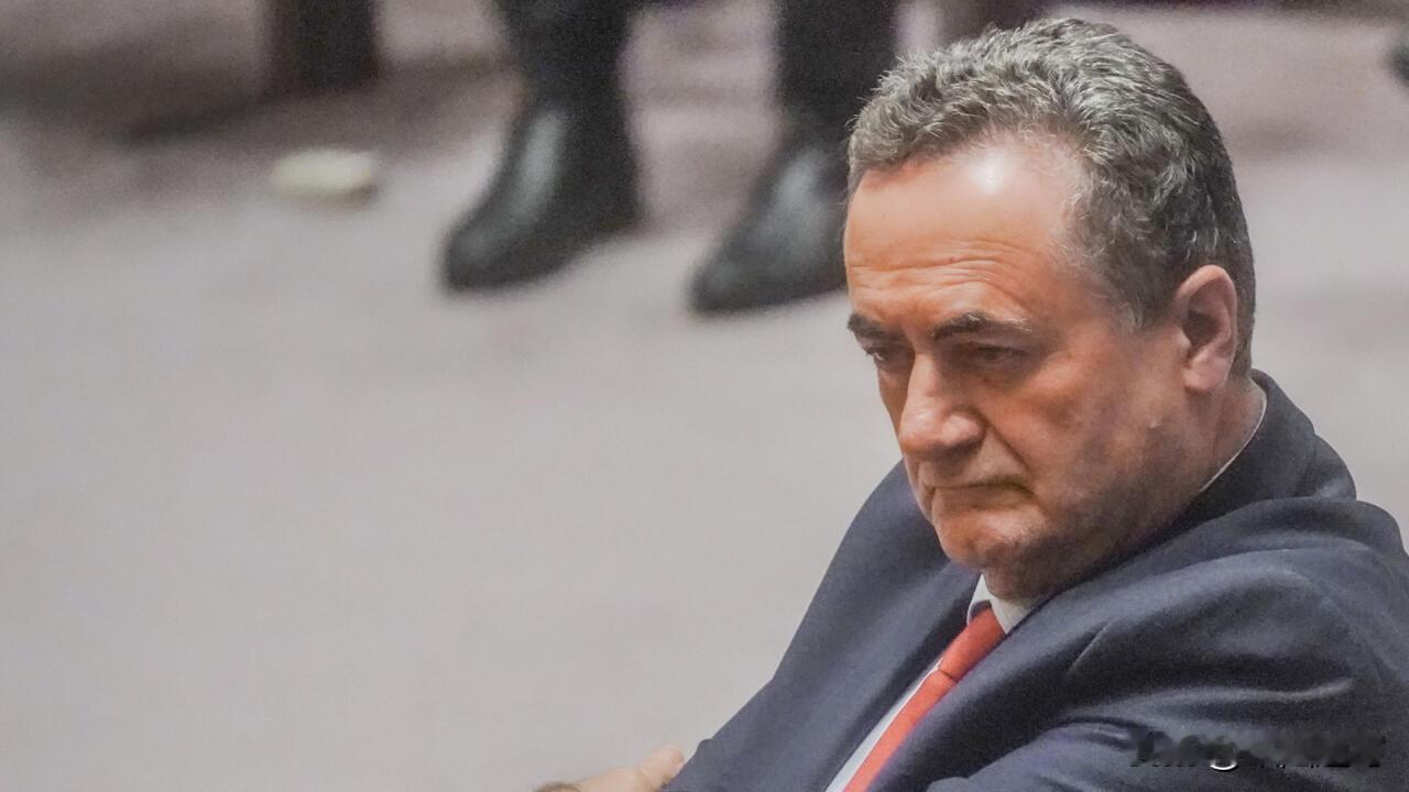 据西班牙埃菲社报道，以色列国防部长伊斯雷尔·卡茨周四公开向外界发出极为罕见的严厉