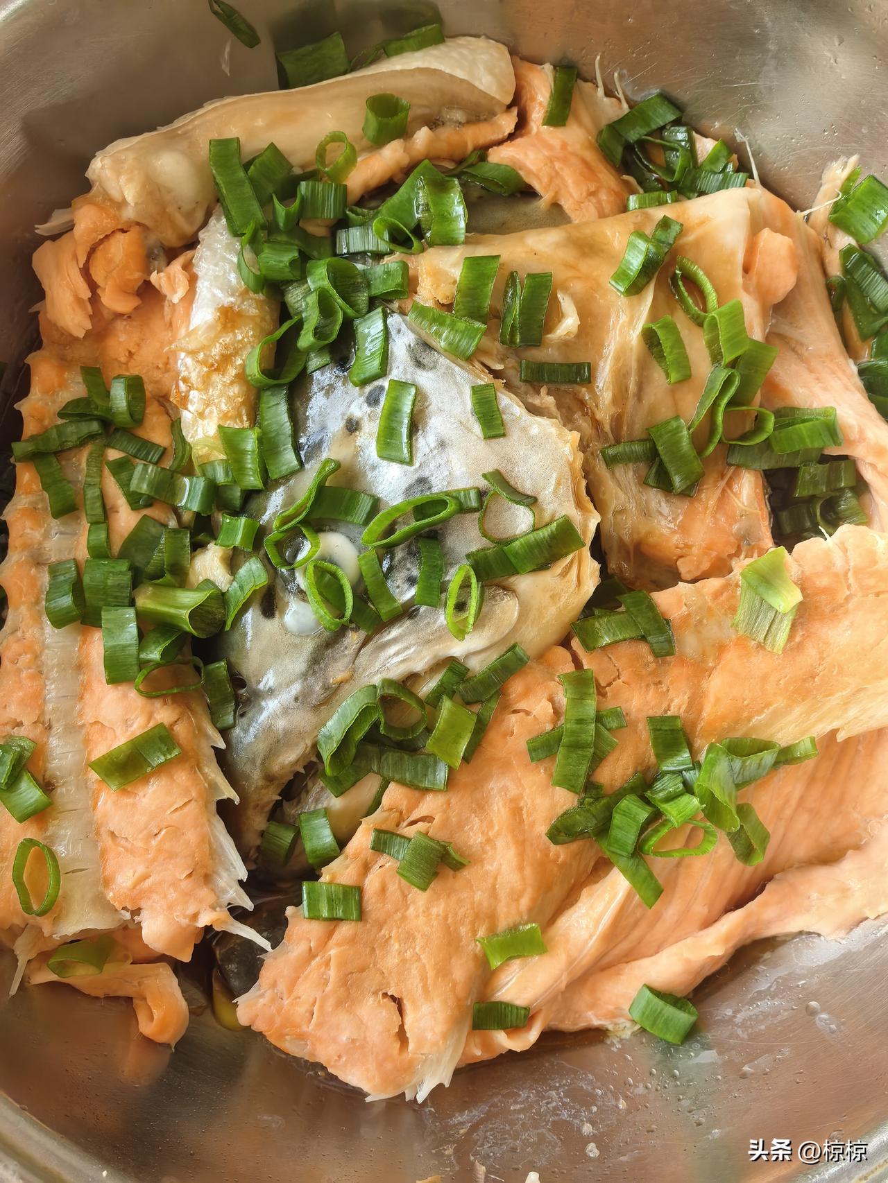 春节剩了一堆三文鱼鱼骨鱼皮，蒸了