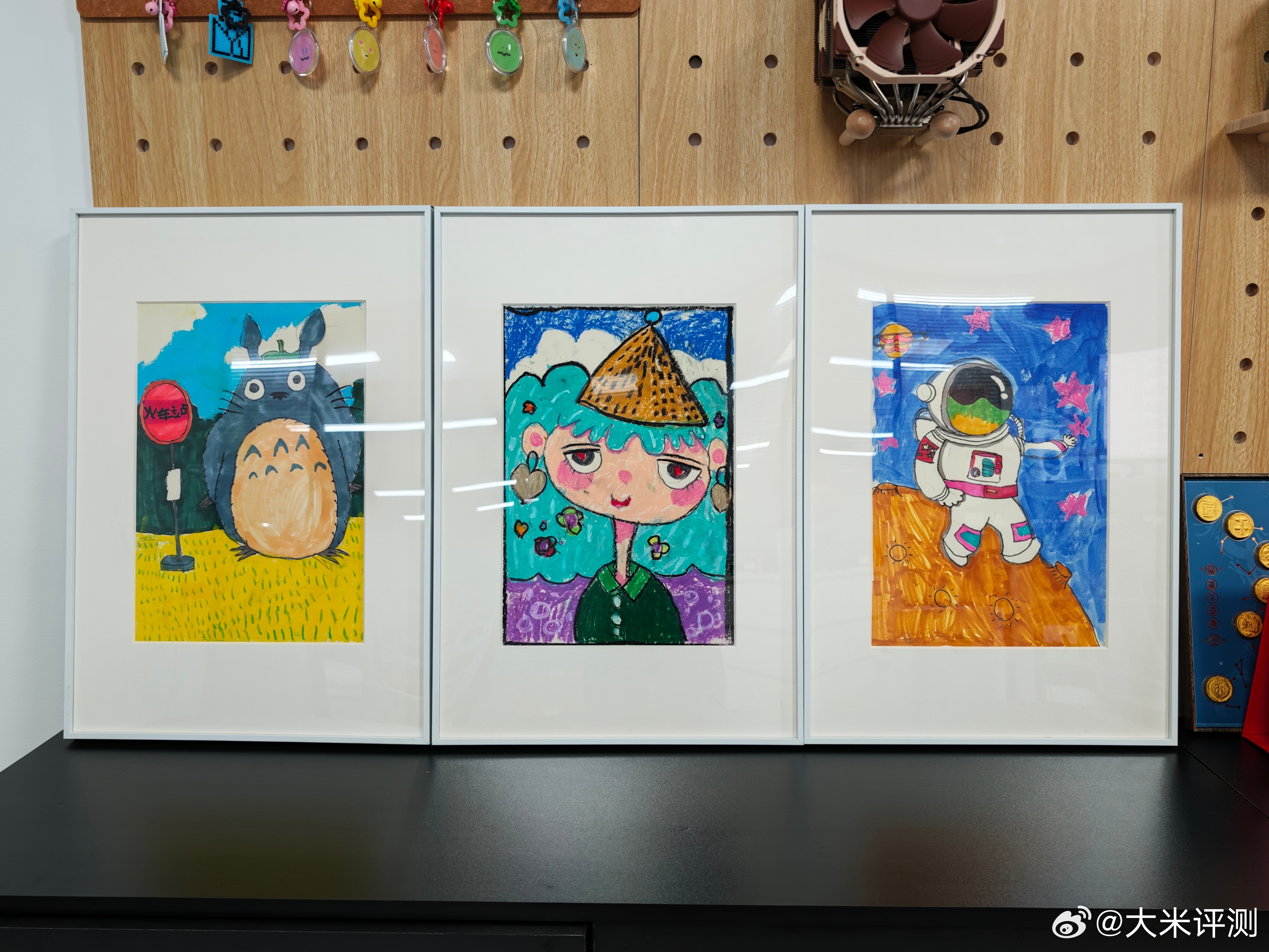 把米粒画的画，当成办公室摆件了~ 