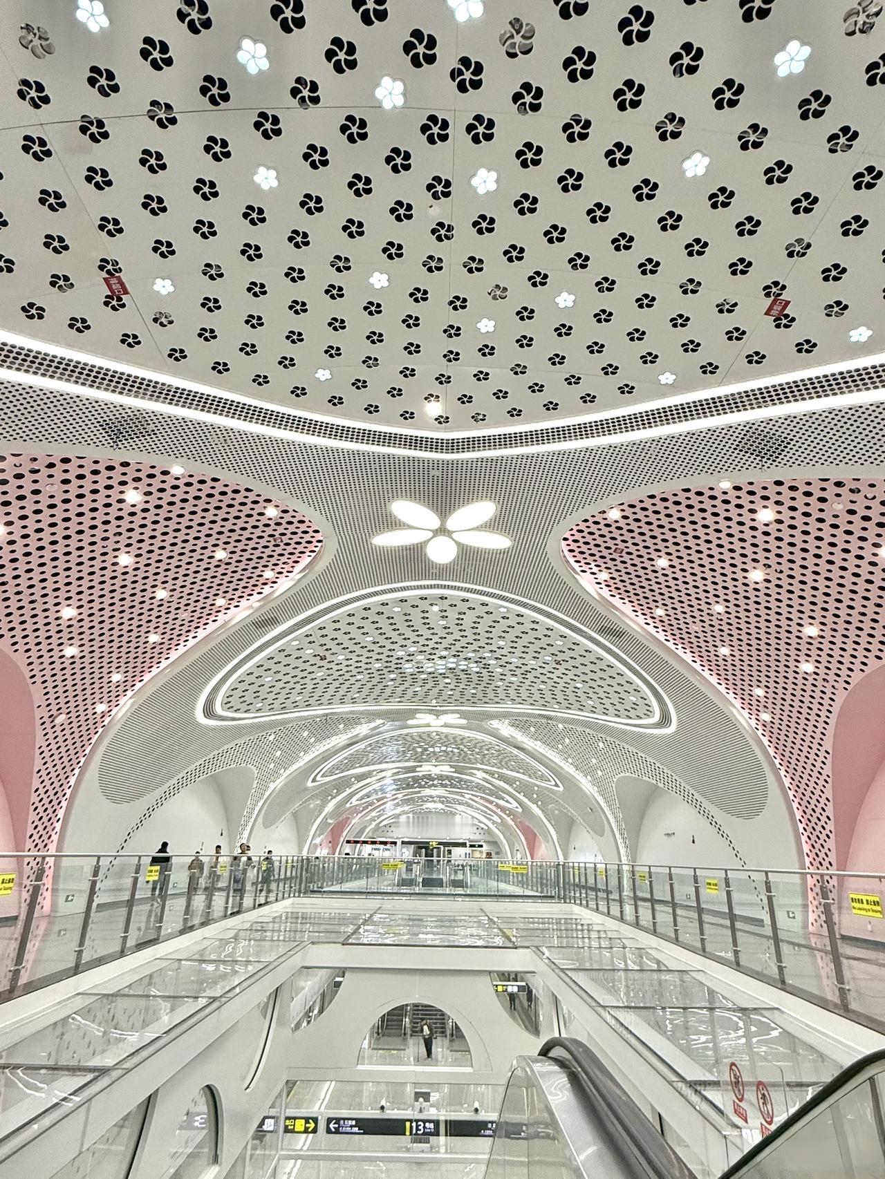 12月6日成都13号线试运营首批乘客已就位，乘坐13号线的第一印象。

高级感拉