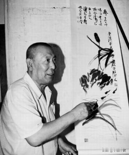 1947年除夕，徐悲鸿为刘金涛作画，刚画两只公鸡，停电了。眼看无法完成，徐悲鸿便