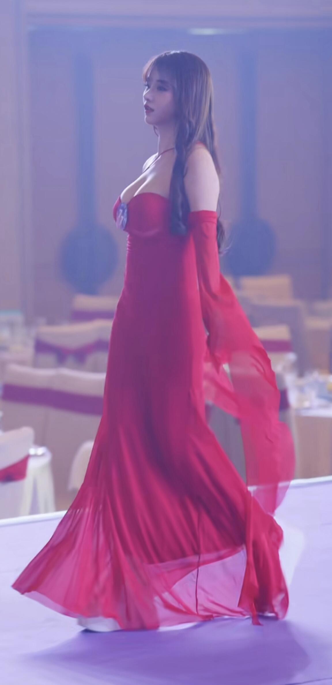 这位模特长相清纯，身材却很完美，前凸后翘的，胸大腰细，一头卷曲的如波浪般浓密的披