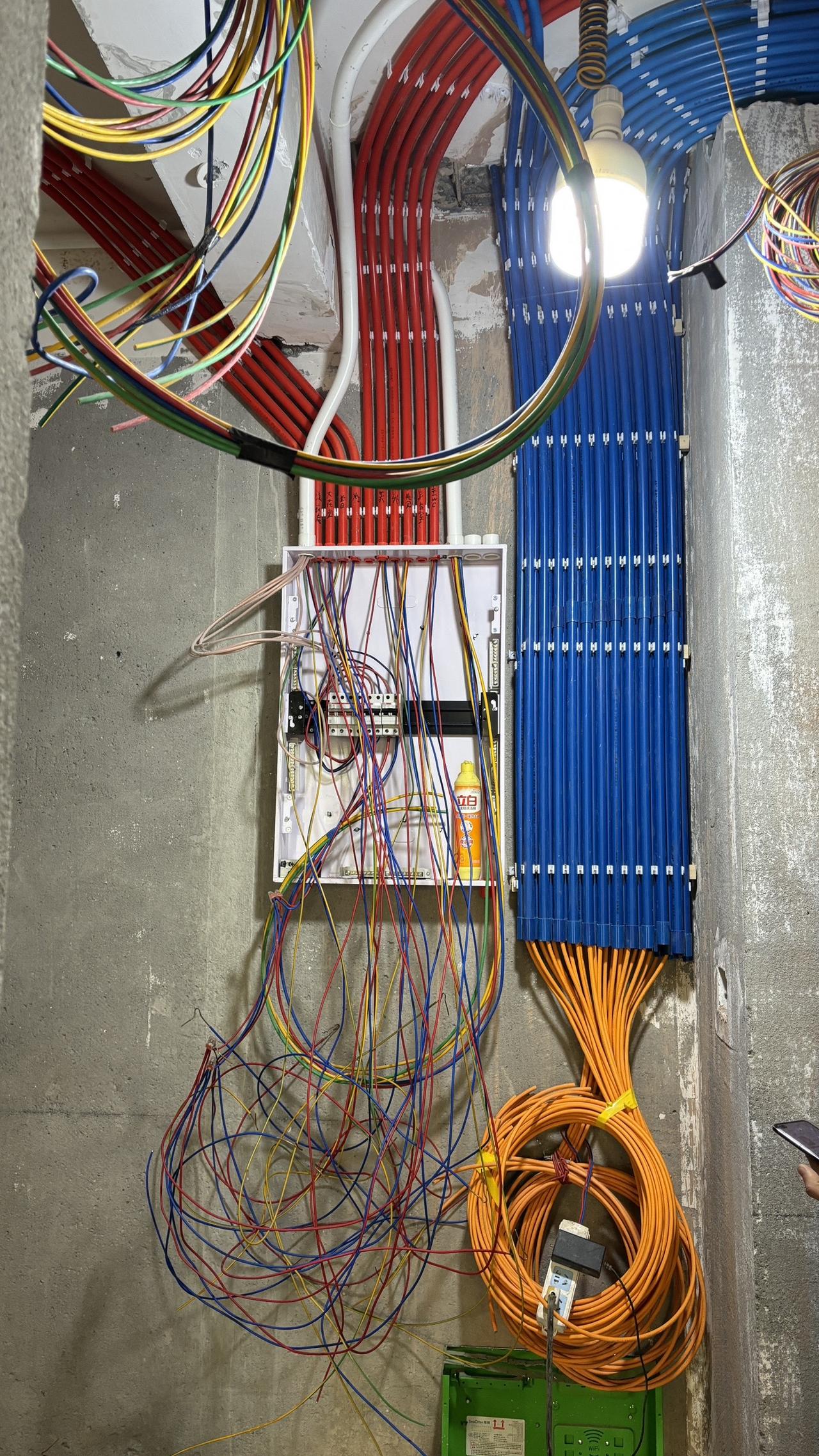 麓山国际圣芭芭拉：水电施工中，水电全部走顶，不谈工艺只谈态度，客户真的很满意装修