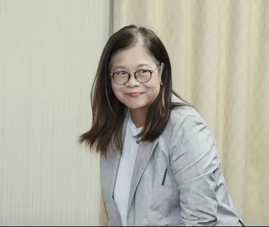 台湾负责海洋事务的海委会主委管碧玲真能“自圆其说”！​
         6月1