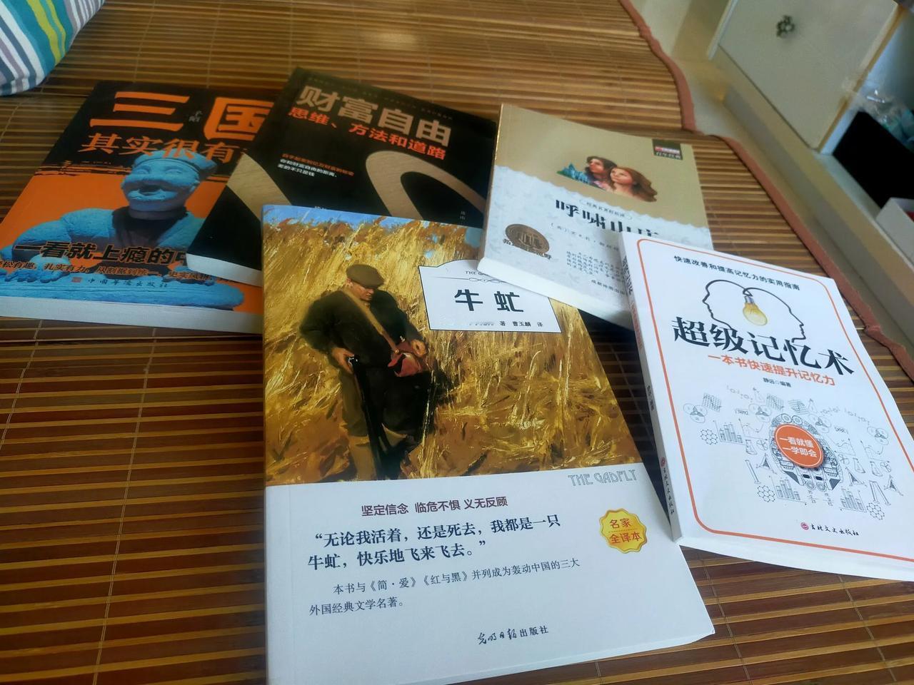 #生活中的焦虑时刻#
有书陪伴的日子，没有焦虑。
舍不得买衣服，舍不得点外卖，舍