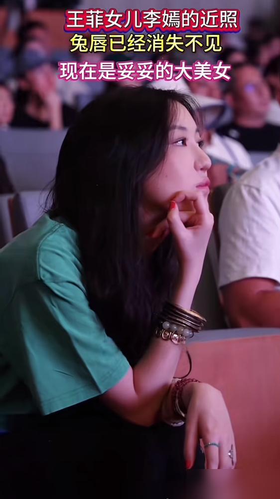 十一岁小孩随手一划拉，俩字直接换走一套小县城的首付。

李嫣七岁画个熊猫鸟，溢价