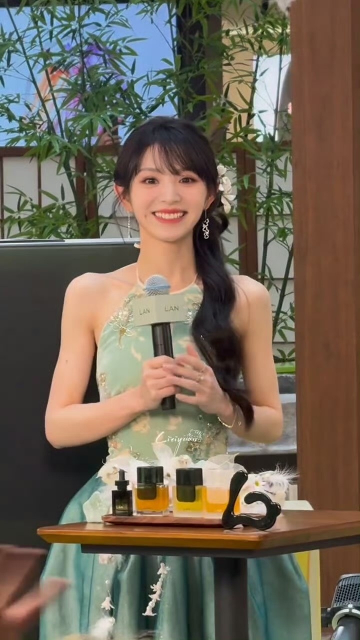 古风美人登场！🍃田曦薇飞吻田曦薇 今日品牌线下活动，一袭 DD ATELIER