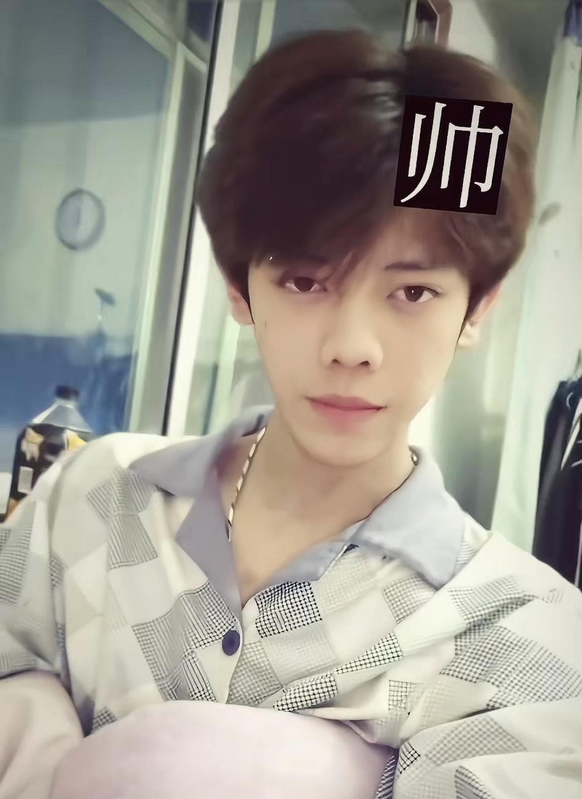辽宁帅哥张显森去世，年仅18岁，双胞胎弟弟与女友透露信息，两天没睡觉，常常熬夜到