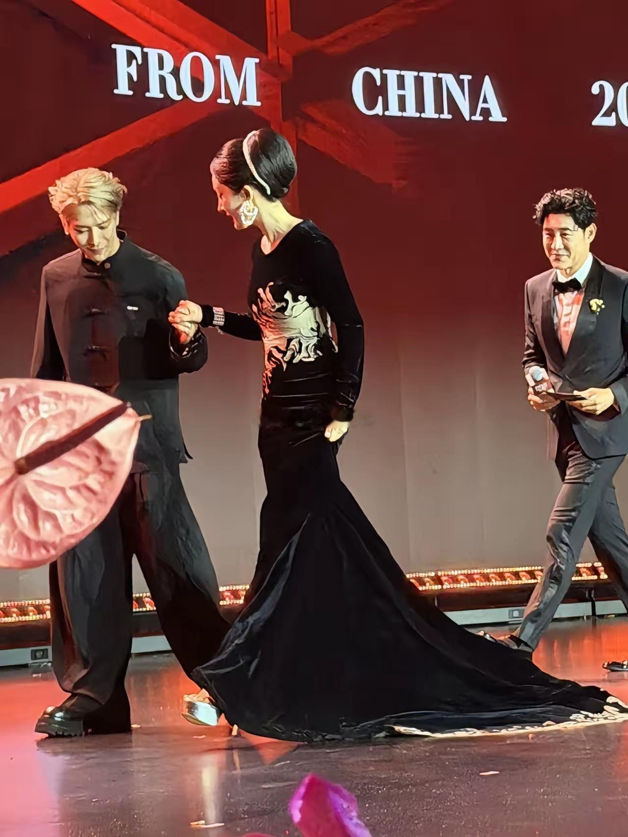 王嘉尔搀扶杨幂下台，他简直太绅士了！感觉杨幂也蛮开心的，这个举动在女生眼中，简直