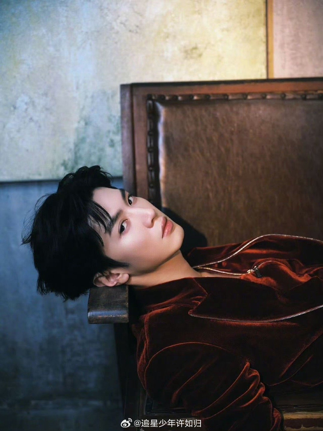 陈哲远我的吸血鬼老公 陈哲远的吸血鬼造型杀疯了！魅惑眼神配上红丝绒西装，血迹点缀