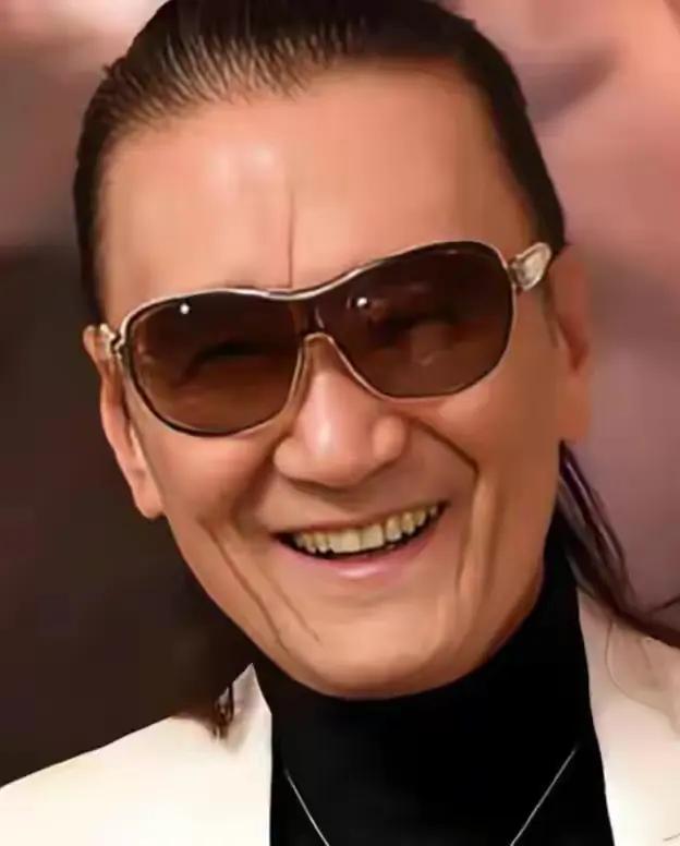谢贤离去让我最意外的，不是半个香港娱乐圈人去悼念，也不是把九成遗产留在两个孙子，