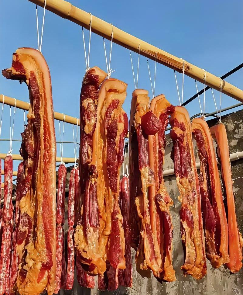 今年肉便宜，白猪肉批发市场才九块十块一斤，正好多腌几斤腊肉腊肠，晒好了冻在冰箱冷
