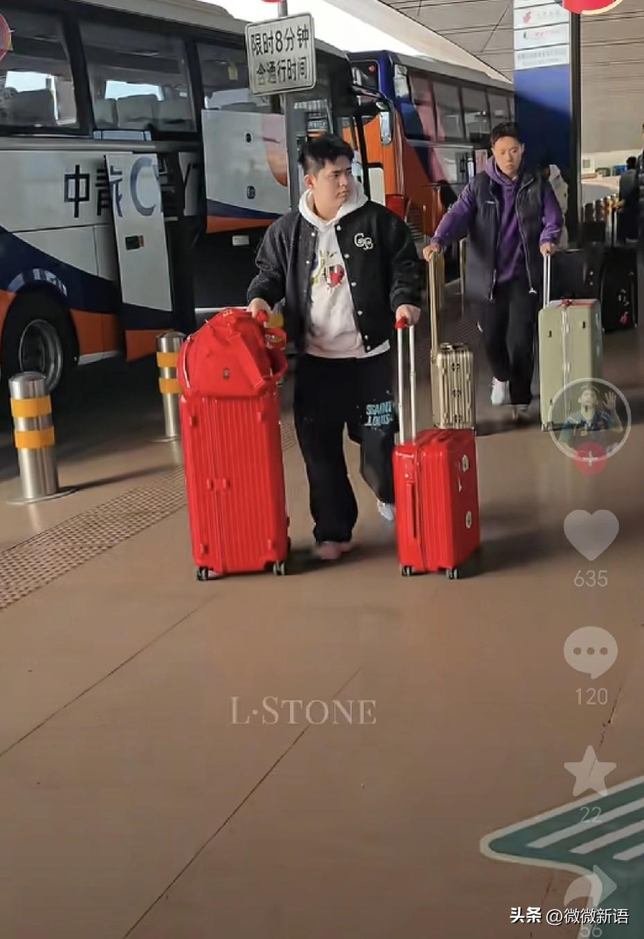 林诗栋今天这身穿搭好潮啊。
今天看到林诗栋带着他的红色三件套从北京出发了，他和全