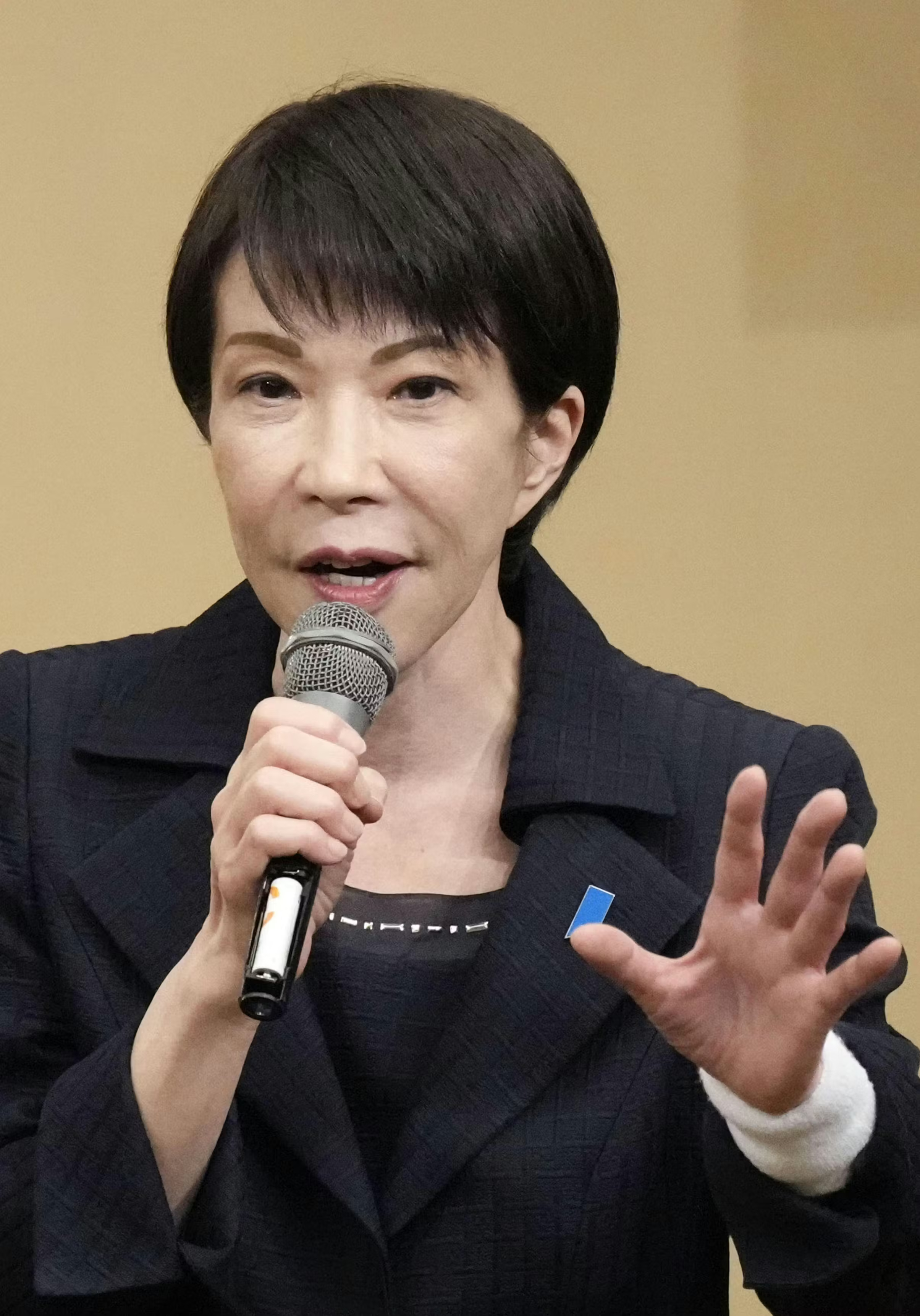 【高市早苗称与选民握手导致手臂拉伤】日本众议院将于2月8日投票改选，正值各党派拉