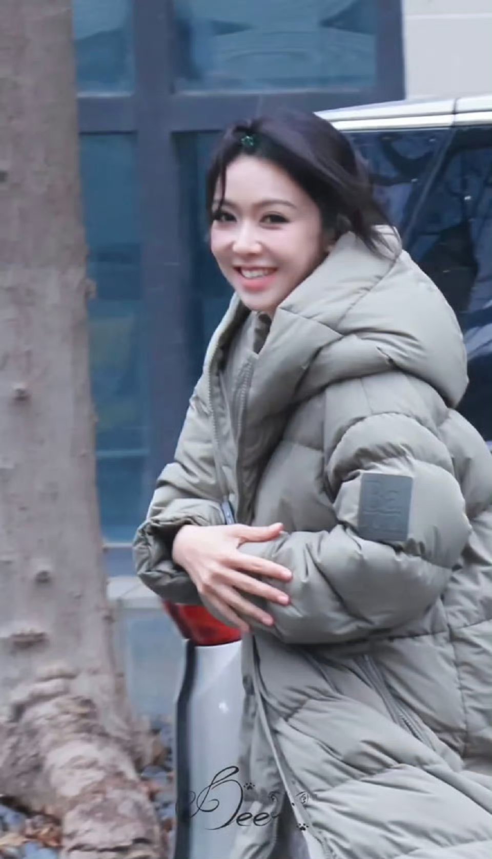 薛凯琪雪中飞吻薛凯琪雪中路透来啦！白裙配初雪简直神仙画面，她笑得超甜还大方飞吻，