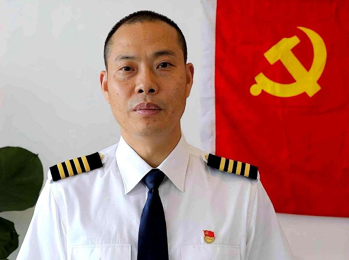 川航奖励英雄机长刘传健500万，他老婆收到钱，脸上没有一丝笑意，只说了一句：“我