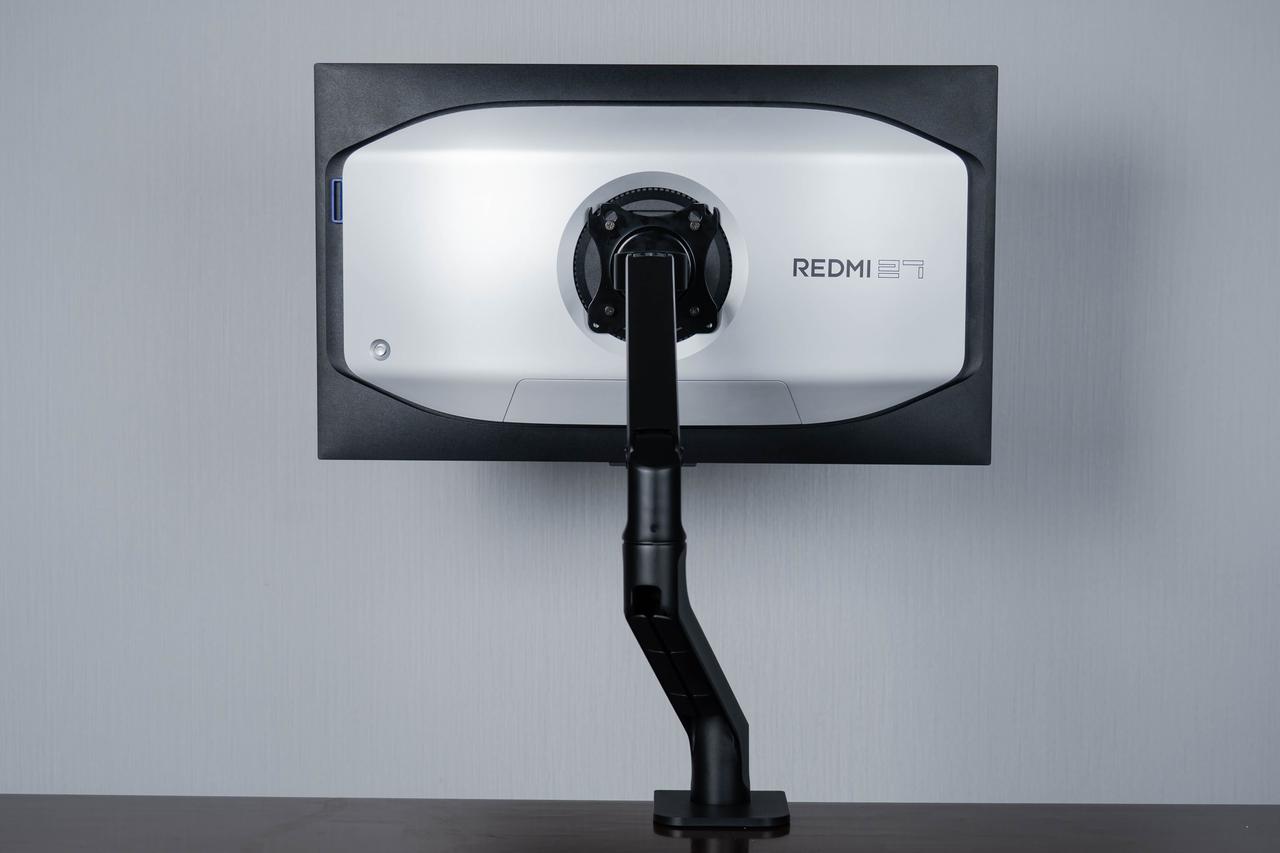 最近给自己的显示器换上REDMI 显示器支架臂，隐藏式理线槽设计， 桌面整洁了好