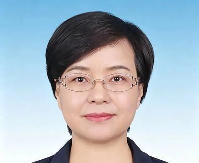 说实话，这事最扎心的不是一场招聘会，

而是两张对比图。

一张是留学生坐在教室