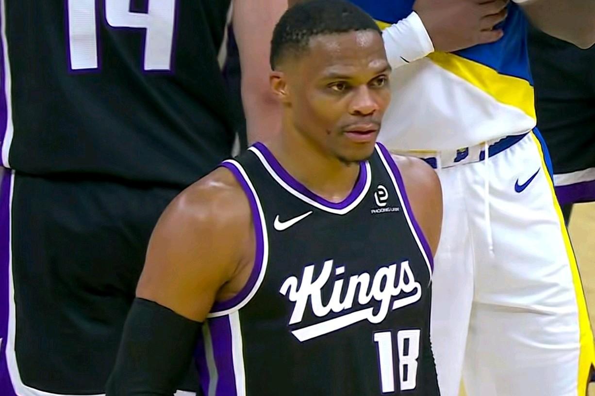 马瑟林这防守动作太危险了！

威少倒地直接懵了！在国王挑战步行者的次节比赛中发生