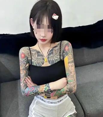 “纹身的一律开除！”2021年，湖南一15岁女学生，入学后被老师发现胳膊有纹身，