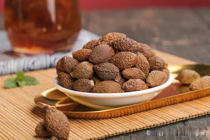 胖大海
 
圆滚滚的小橄榄 藏着膨胀的野心
遇水就放飞自我 泡成云朵棉花糖
嗓子