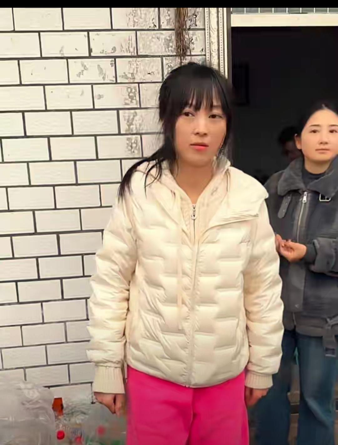 谁能想到，找俩人帮着杀年猪的简单求助，能酿成全网奔赴的狂欢？重庆呆呆妹的杀猪宴，