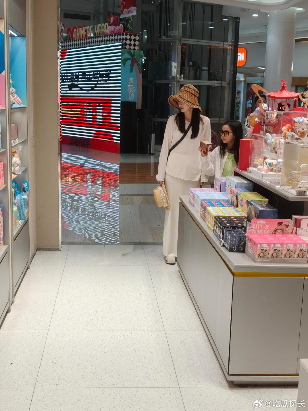 网友三亚偶遇董璇张维伊小酒窝三亚偶遇董璇小酒窝张维伊网友三亚偶遇董璇张维伊小酒窝