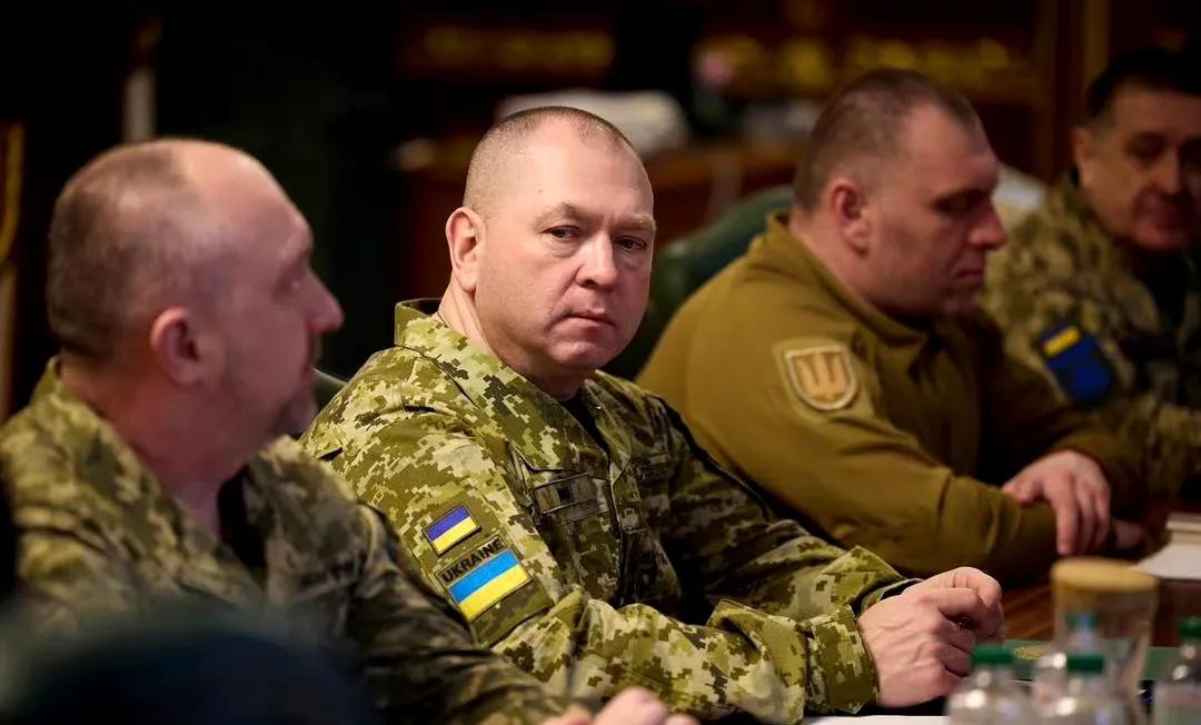 小泽开始了重组乌军司令部，首先是瑟尔斯基为乌军司令，代替原来的乌军司令扎卢日内。